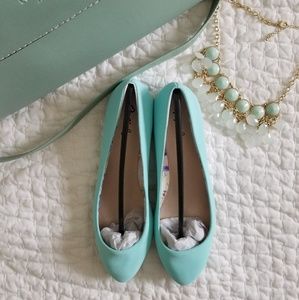 Qupid Mint Flats NWT- size 6